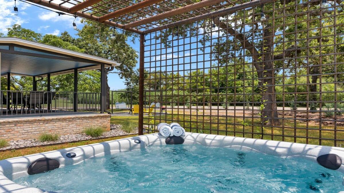 Blumenhaus Sleeps 6 Full Kitchen Plus Hot Tub Фредериксберг Экстерьер фото